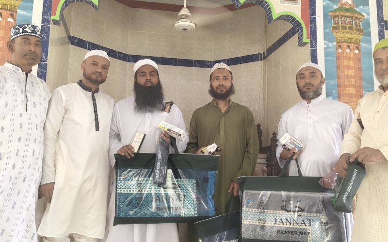 বেনাপোলের দিঘীরপাড়ে মসজিদের সেক্রেটারির পক্ষ থেকে উপহার প্রদান