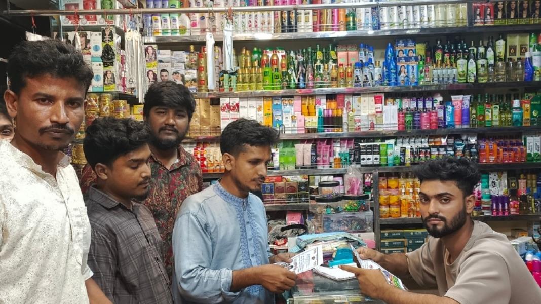 বেনাপোলে গণঅধিকার পরিষদের লিফলেট বিতরণ