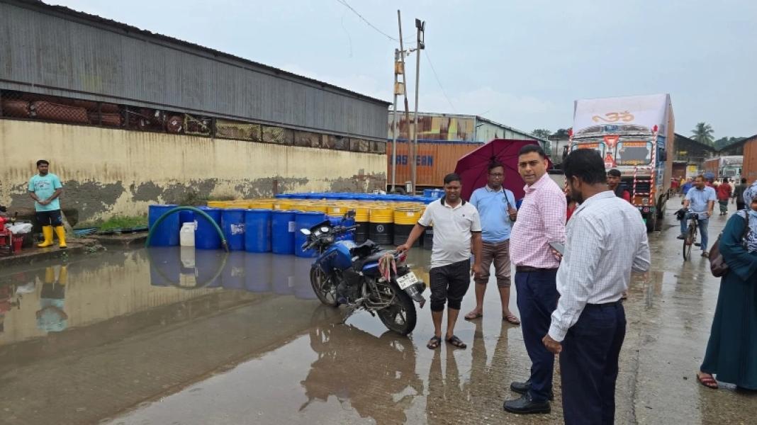 বেনাপোল স্থলবন্দরে জলাবদ্ধতায় ডুবছে , পণ্য খালাস কার্যক্রমে বিপর্যয়